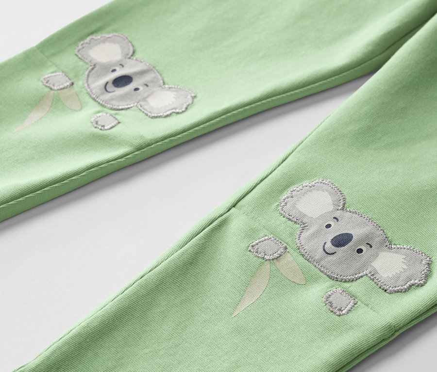Két gyerek leggings koala és fagyi mintával.
