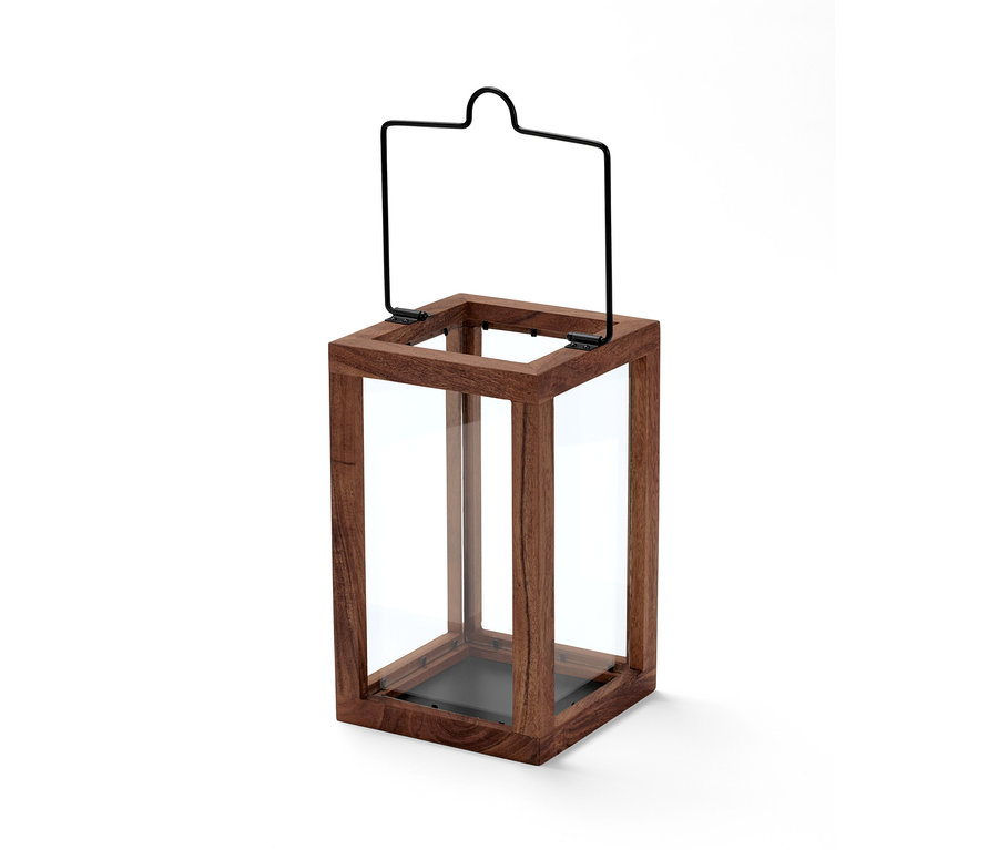 Egy barna fa lámpás üvegfalakkal és fekete fém fogantyúval.