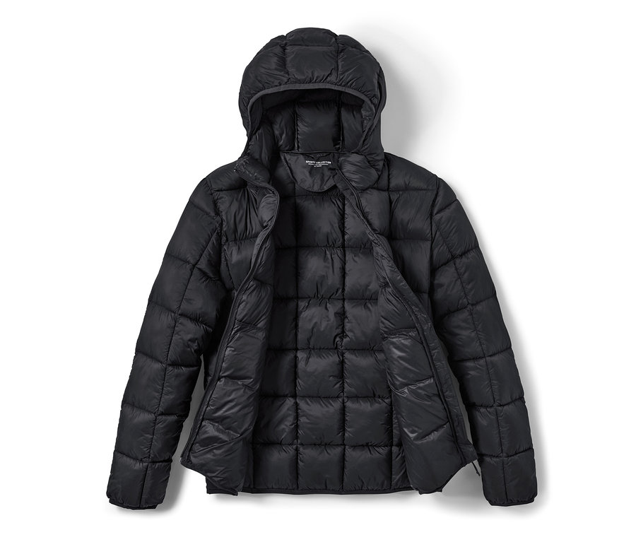 Egy fekete, steppelt, kapucnis dzseki fekszik nyitva világos háttéren.