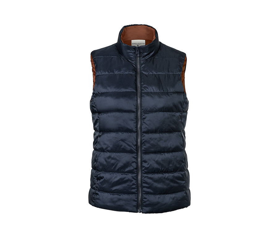 Egy sötétkék kifordítható steppelt mellény barna béléssel.