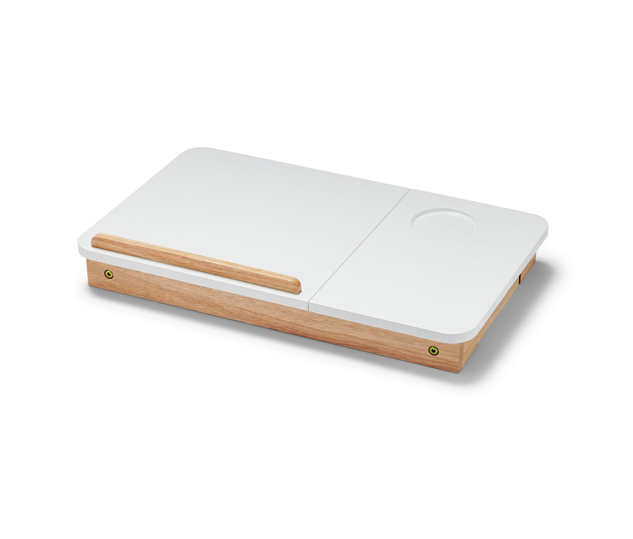 Egy fehér laptop ágyasztal fa részletekkel.