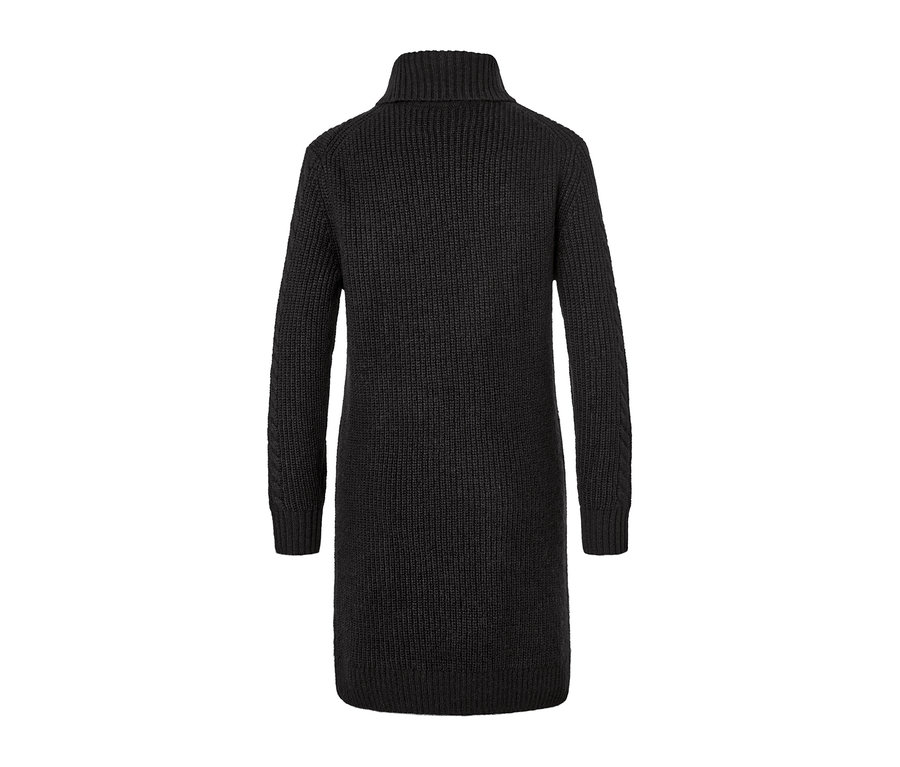 Egy fekete, hosszú, kötött, fonott mintás pulóver részlete.