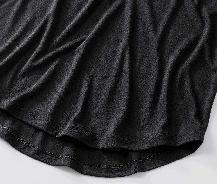 Egy fekete női hosszú felső részlete.