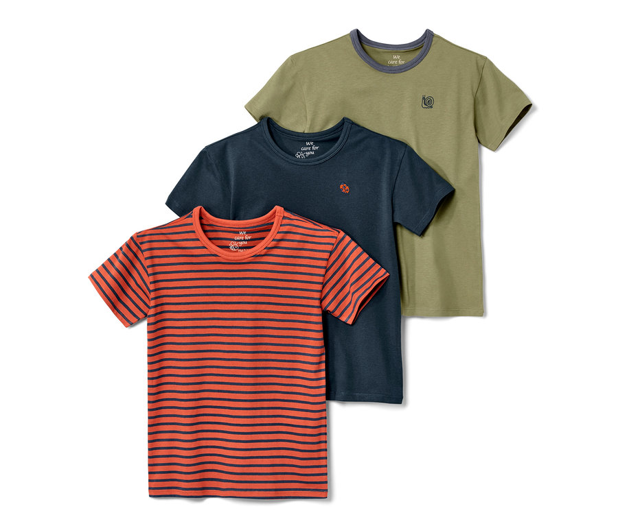 Három kisgyerek póló: egy csíkos, egy sötétkék és egy zöld.