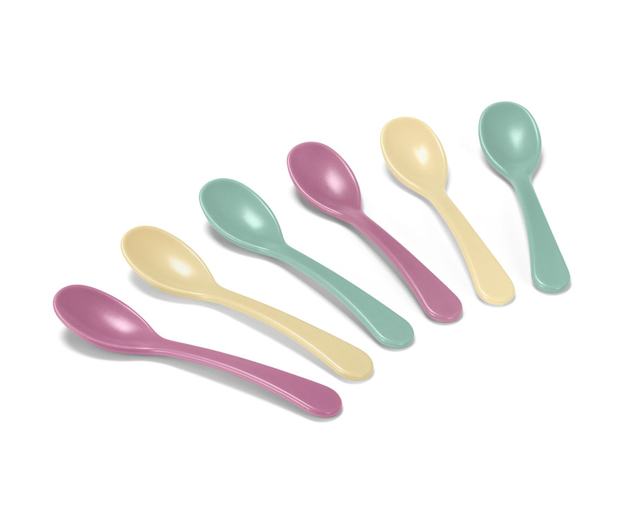 Hat színes kiskanál átlósan elrendezve fehér háttéren.