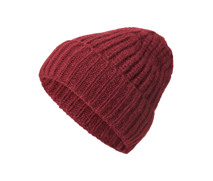 Egy női kötött sapka, gyapjúval, bordó színben, fehér háttérrel.