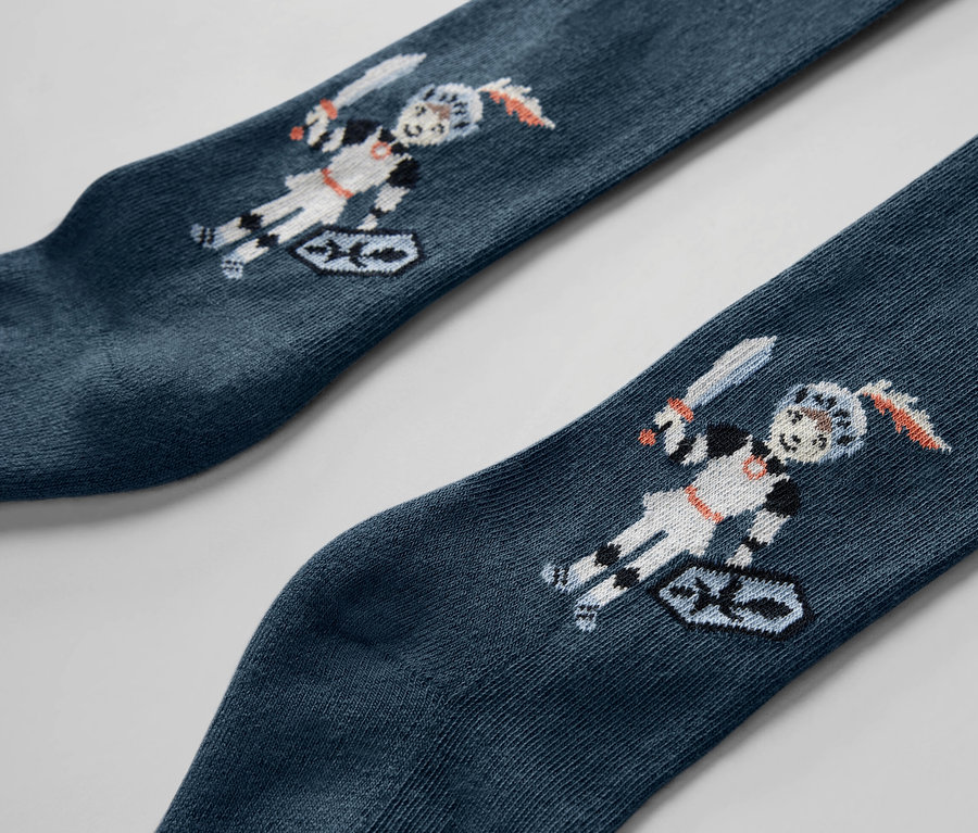 Két gyermek harisnyanadrág részlete, lovag mintával.