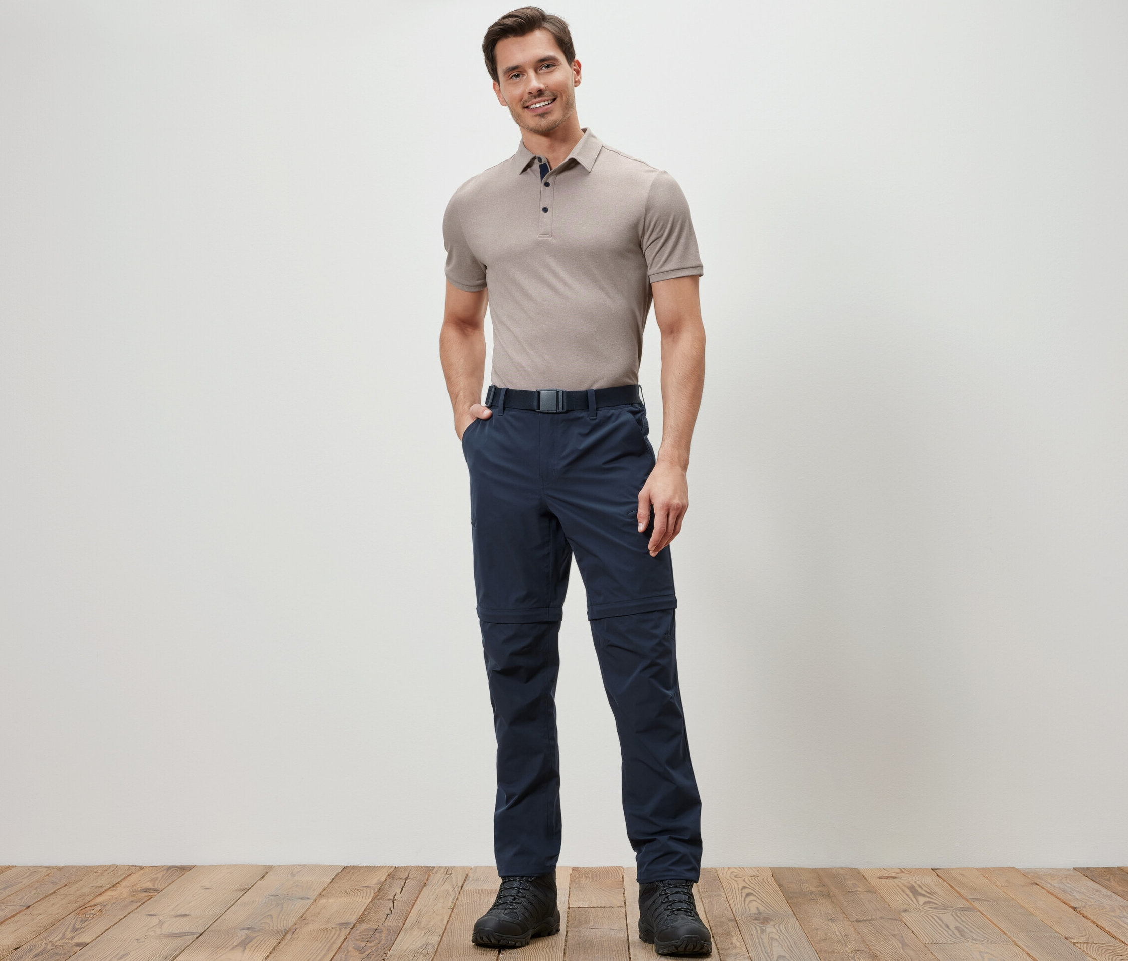 Férfi pózol kék, 2 az 1-ben funkcionális nadrágban.