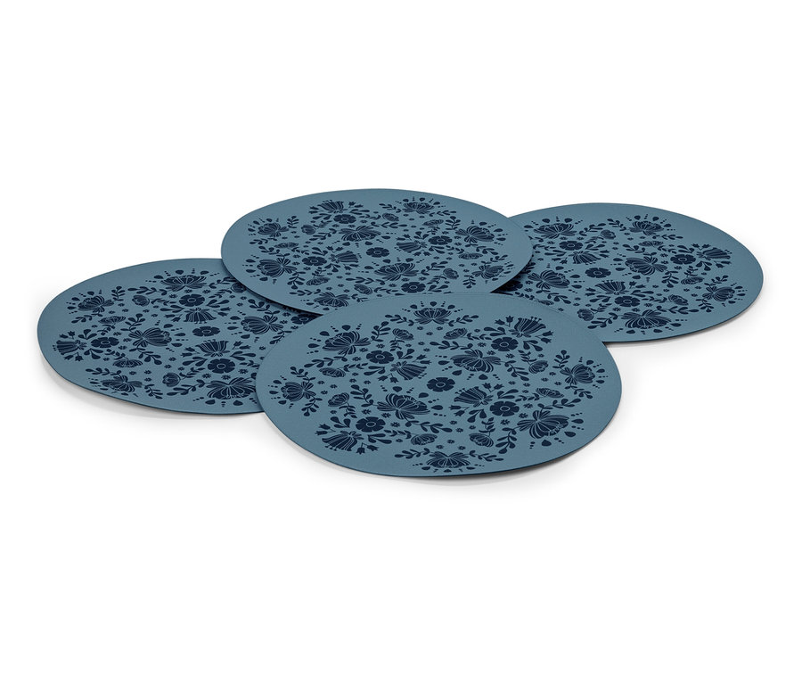 Négy kék, virágmintás tányéralátét.