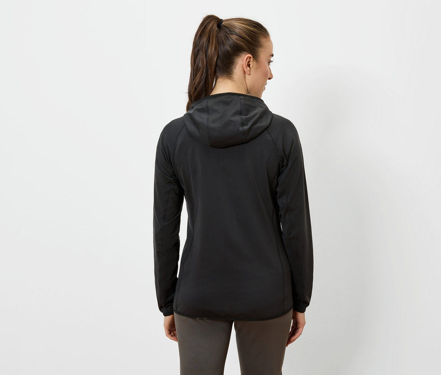 A háttal álló nő fekete kapucnis kabátot és sötét nadrágot visel.