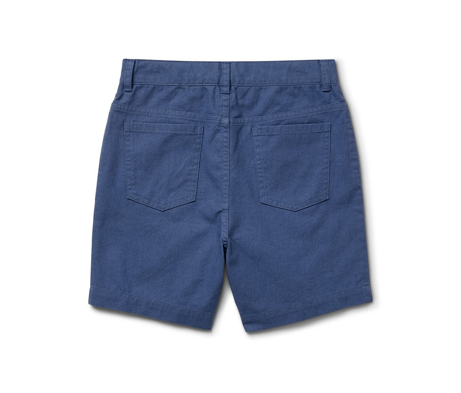 Kék gyerek rövidnadrág hátulnézetből.