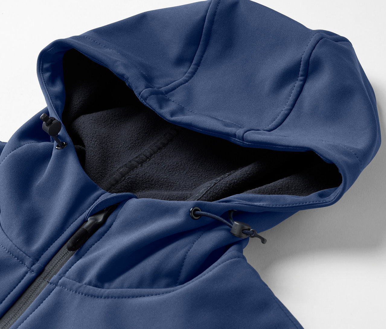 Egy sötétkék softshell dzseki részlete kapucnival.