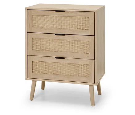 Világos komód három fiókkal, rattan előlappal.