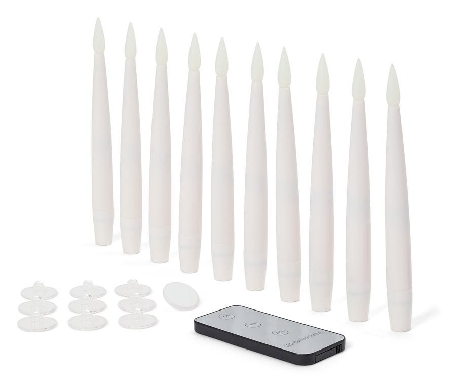 Tíz fehér LED gyertya távirányítóval és átlátszó állványokkal.
