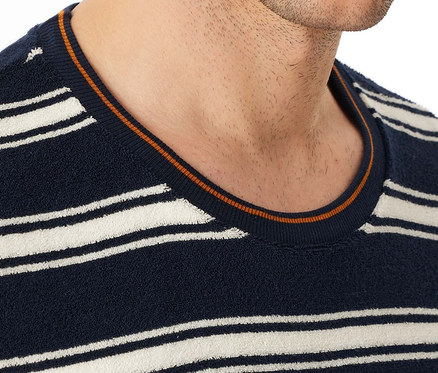 Egy férfi részlete látható, sötétkék, csíkos, kerek nyakú pulóverben.