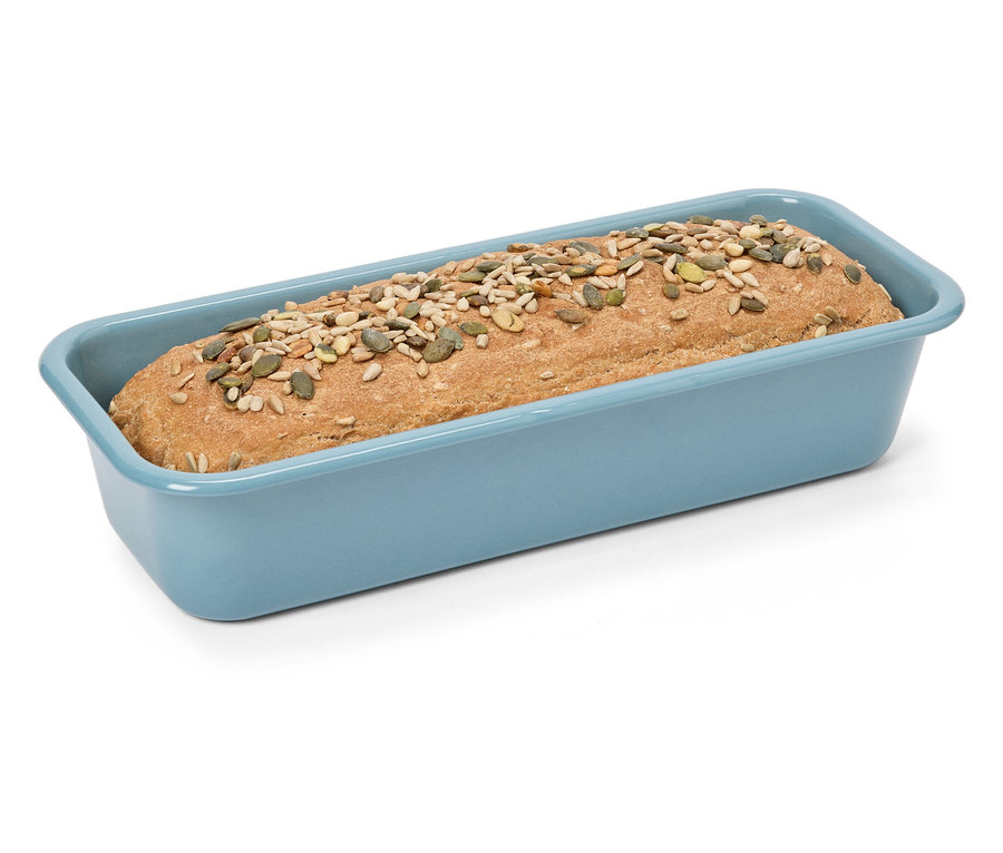 Magvas kenyér kék kenyérsütő formában.