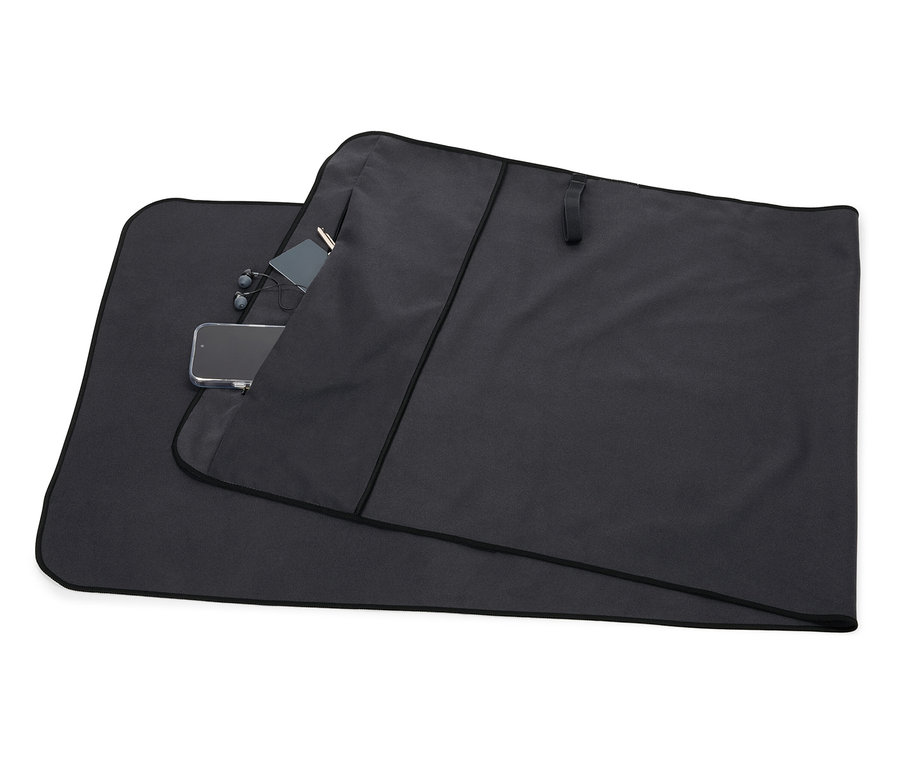 Fekete tok zsebbel, amiben telefon, fülhallgató és kártya található.