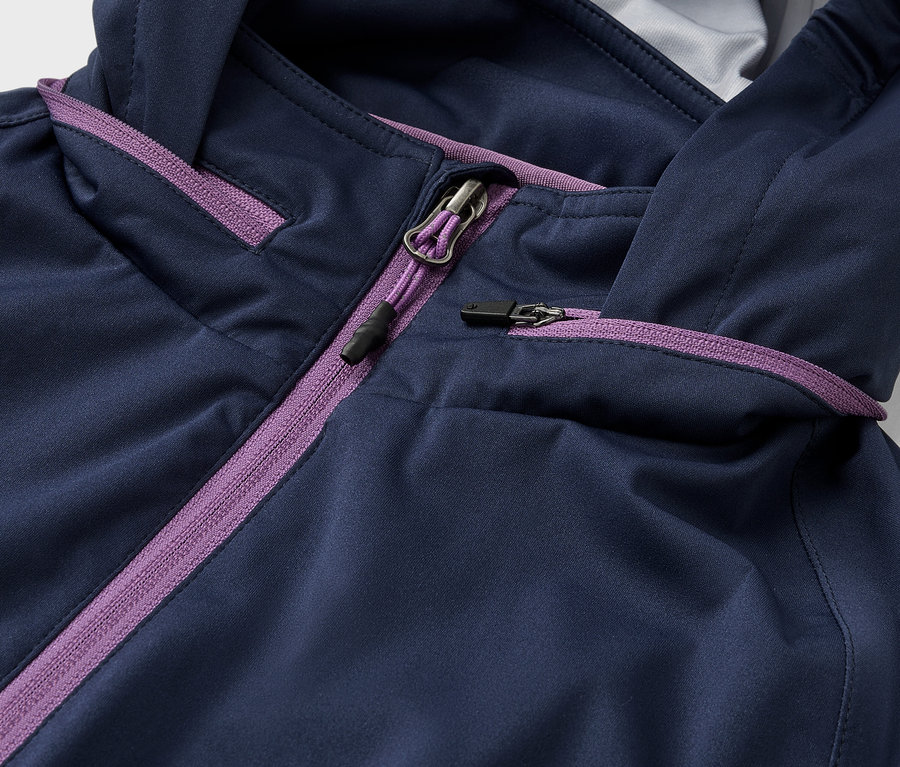 Kék színű Rad-Regenjacke lila cipzárakkal részletesen.
