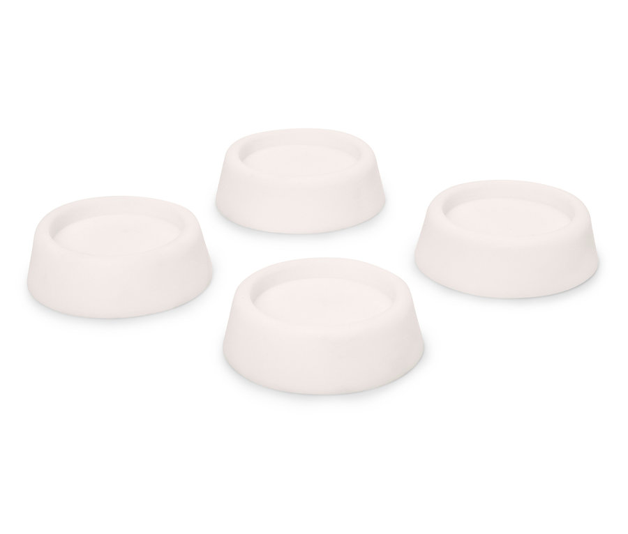 Négy fehér bútoralátét elrendezve fehér háttéren.