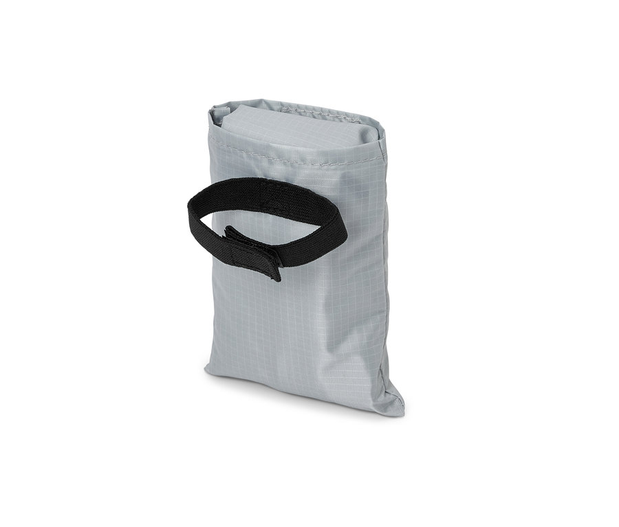 Ezüstszínű kerékpáros bevásárlótáska fekete pánttal.