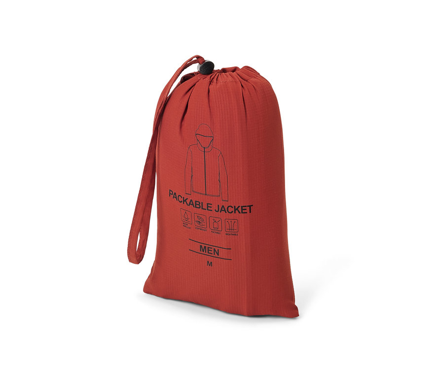 Egy piros, húzózsinóros tasak "PACKABLE JACKET" felirattal.