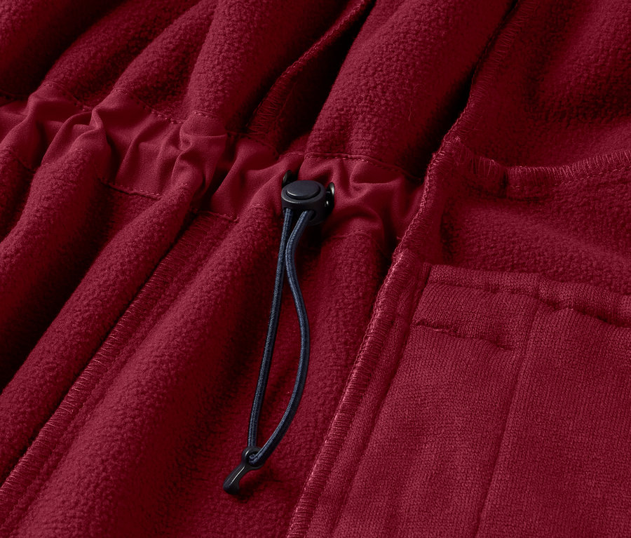 Egy sötétpiros softshell kabát részlete zsinórral.