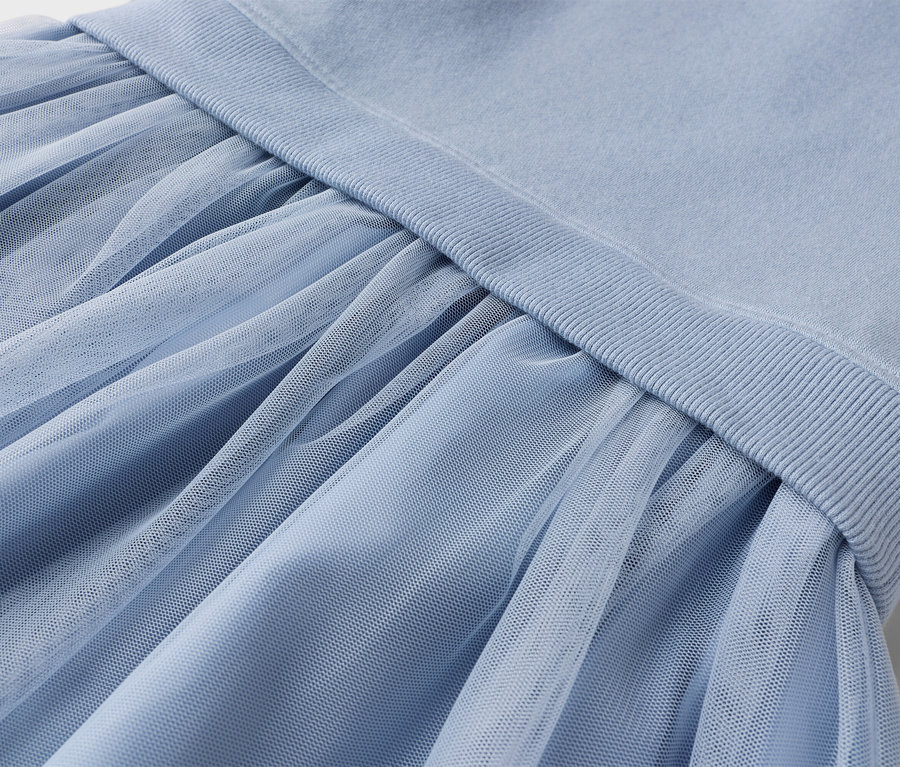 Egy világoskék tüllszoknya közeli képe rugalmas derékpánttal.