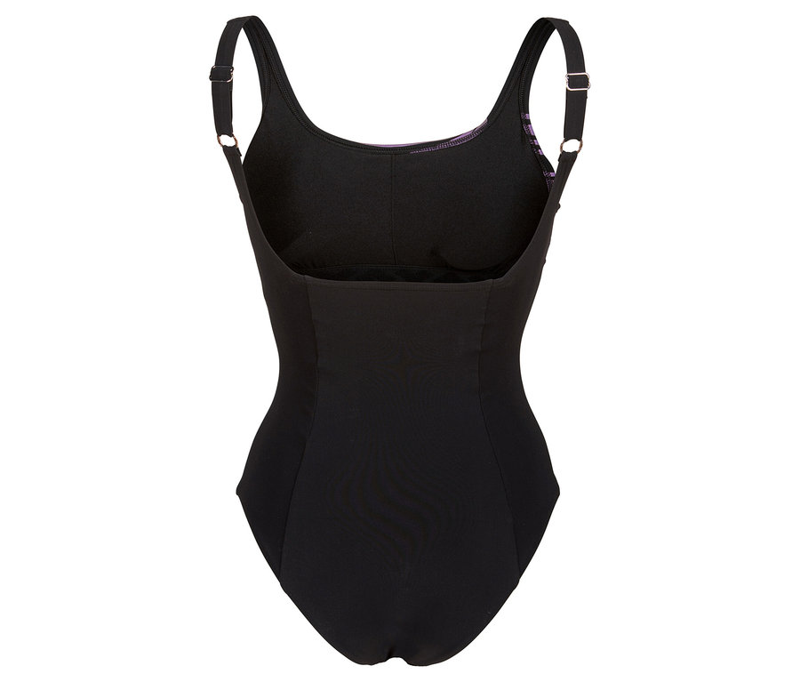 Fekete fürdőruha állítható pántokkal, hátulról fényképezve.