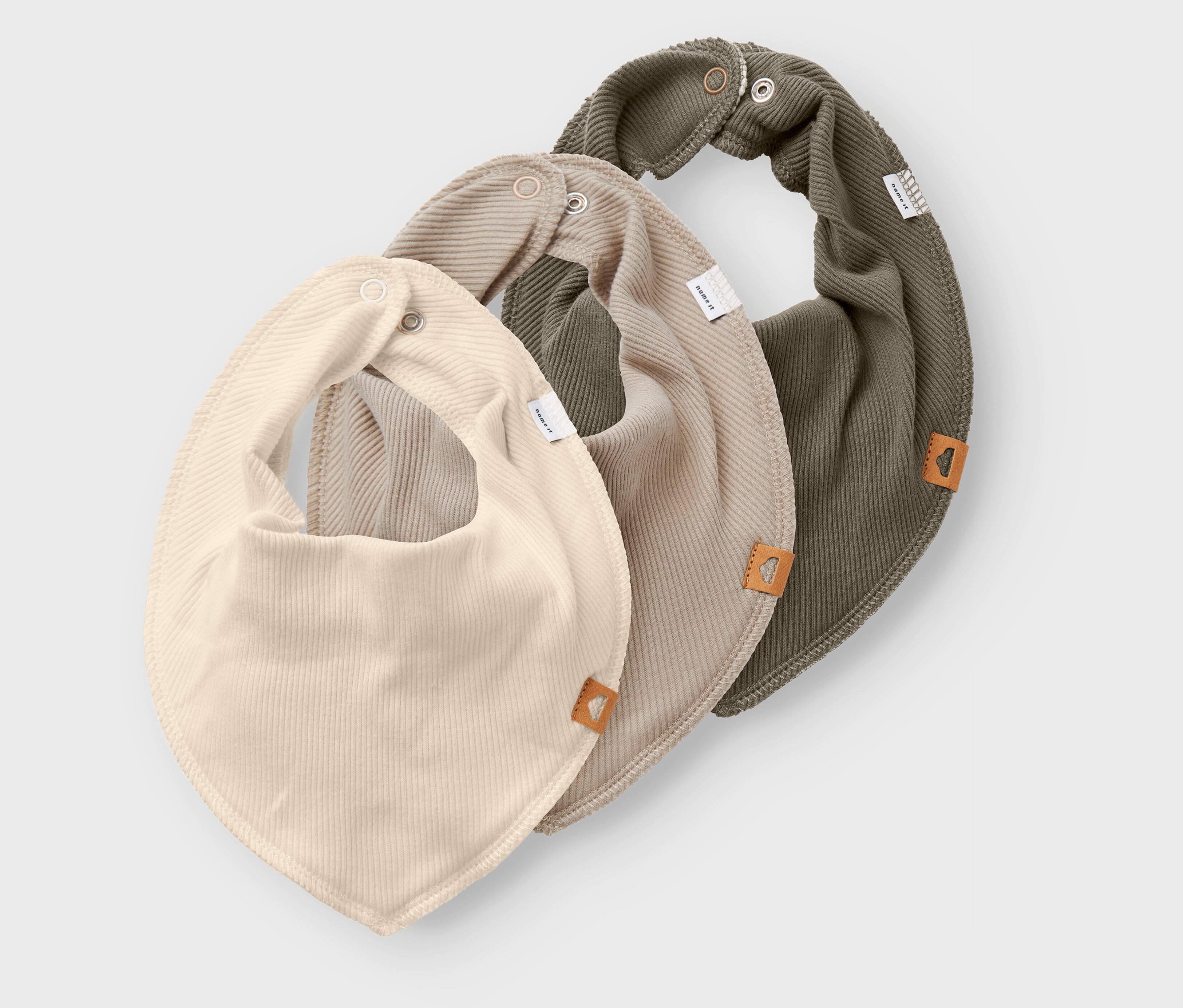 Három NAME IT Fleece Halstücher bézs, barna és zöld színben egymáson fekszik.