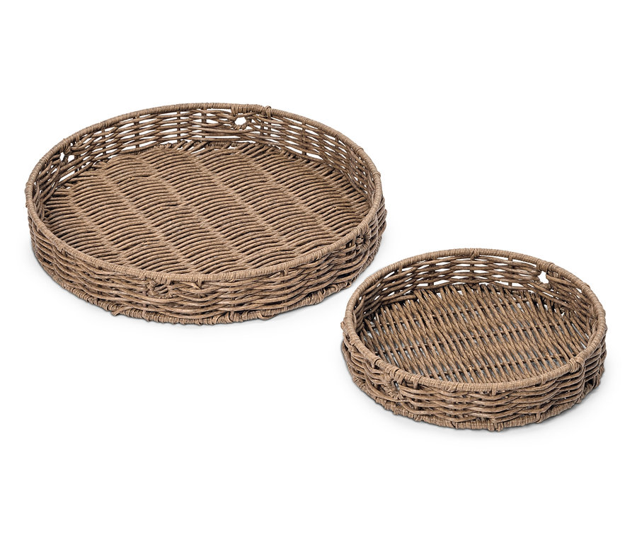 Két különböző méretű kerek, barna rattan kosár áll fehér alapon.