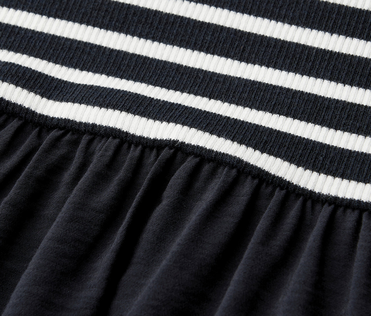 A Street One ruha csíkos felső és szoknyarészletének közeli képe.