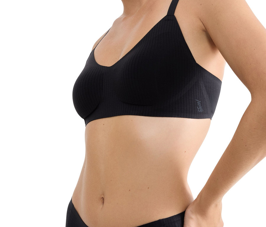 Nő visel egy bordázott fekete V-nyakú melltartót.