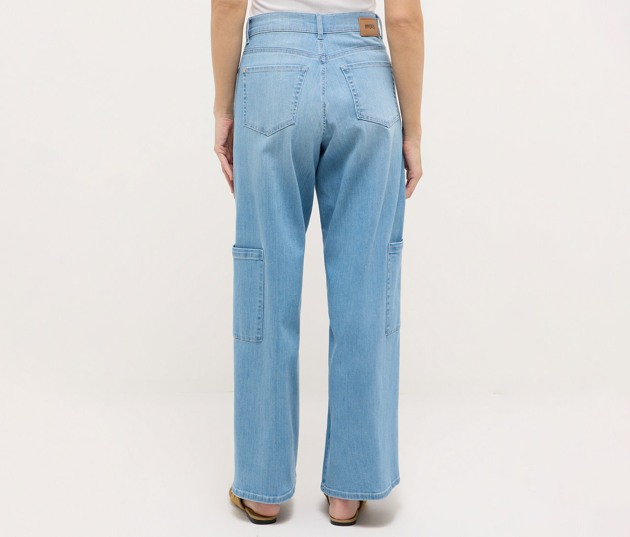 Hátulnézet egy nőről, aki Angels Denim »Liva« bő szárú cargo farmert és szandált visel.