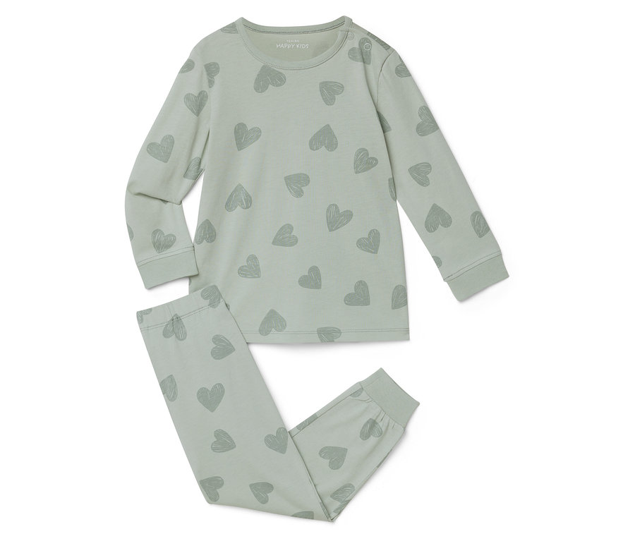 Egy világoszöld, szívecskés mintázatú pizsama fekszik egy fehér háttéren.