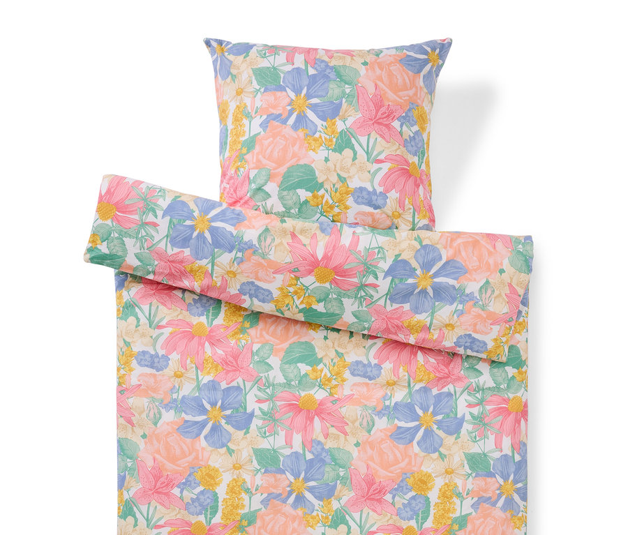 Virágmintás ágyneműgarnitúra párnával és paplanhuzattal.