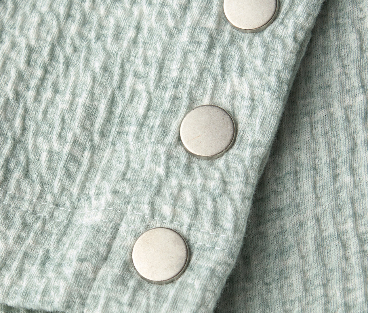 Egy Street One bordás mintás póló közeli képe, ezüst gombokkal.