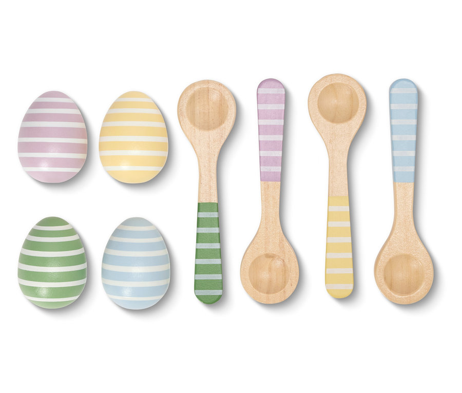 Közeli kép csíkos húsvéti tojásokról és színben hozzájuk illő fa kanalakról fehér háttér előtt.