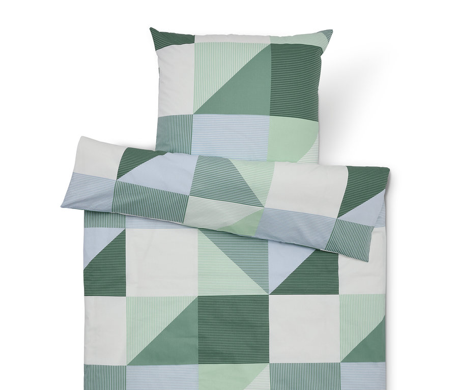 Ágynemű szett geometriai mintával zöld, kék és fehér színekben, amely tartalmaz egy párnahuzatot, egy paplanhuzatot és egy további párnahuzatot.