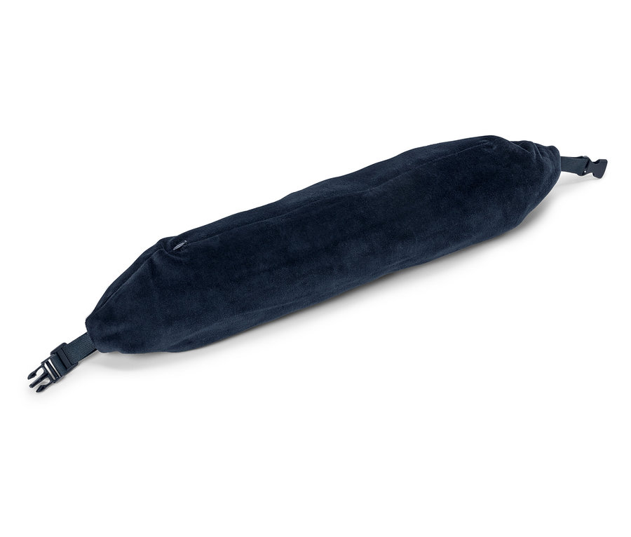 Egy hosszú, sötétkék párna fekszik átlósan egy fehér felületen.