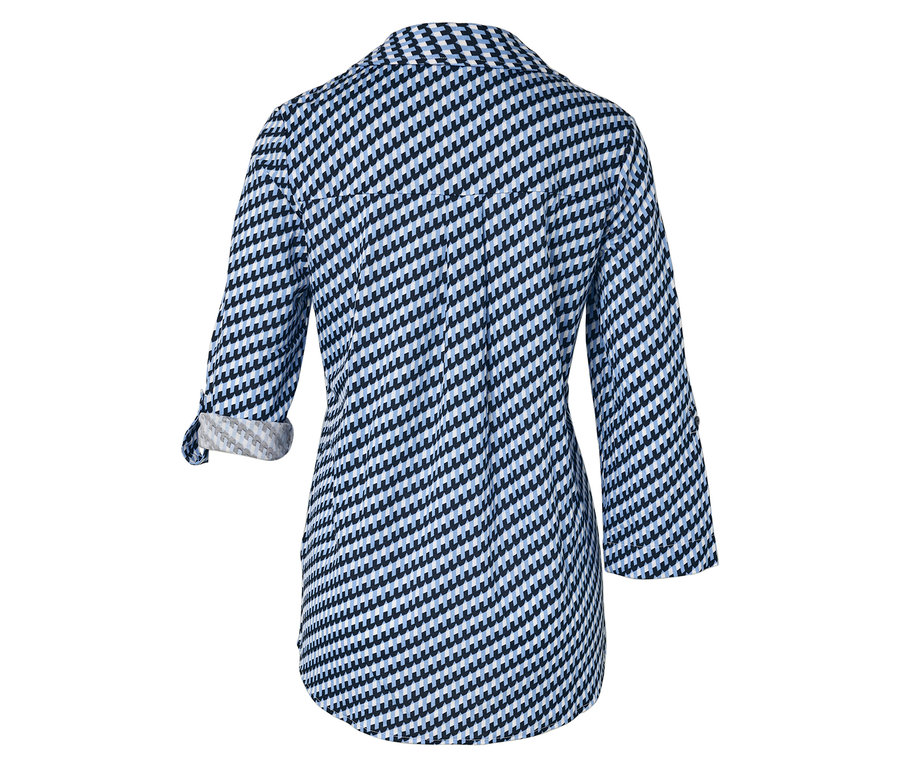 Egy kék-fehér mintás, háromnegyedes ujjú blúz hátulnézete.