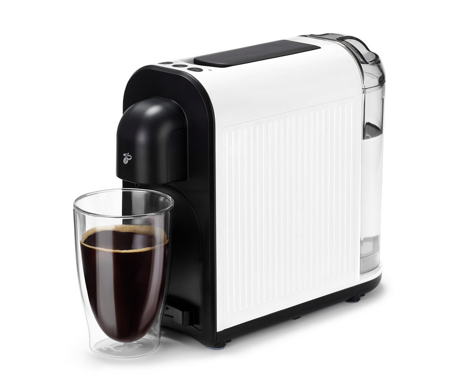Egy fehér Cafissimo now white kávéfőző egy csésze kávéval előtte.