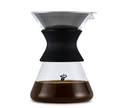 Egy BEEM Pour Over, 0,75 l-es üvegkancsó szűrővel és kávéval.