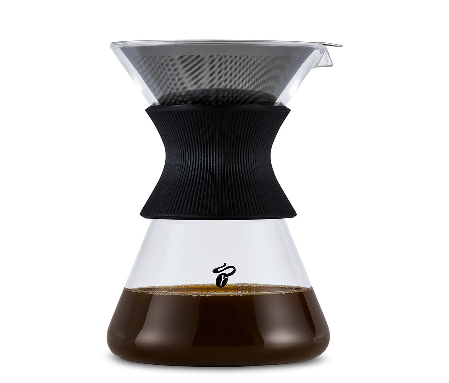 Egy BEEM Pour Over, 0,75 l-es üvegkancsó szűrővel és kávéval.