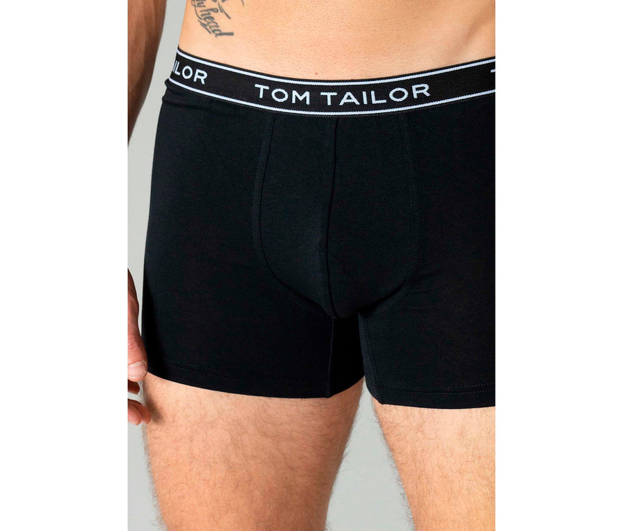 Férfi fekete Tom Tailor »Buffer« boxeralsót visel fehér derékpánttal.