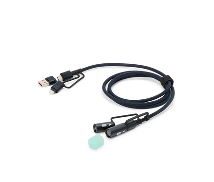 Egy kék töltőkábel USB, USB-C és Lightning csatlakozókkal, valamint két kis LED lámpával és egy szilikon rátéttel fekszik egy fehér háttéren.