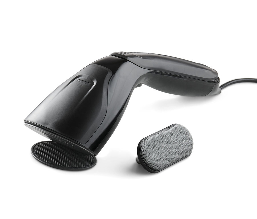 Fekete gőzkefe tartozékkal és kábellel fehér háttéren.