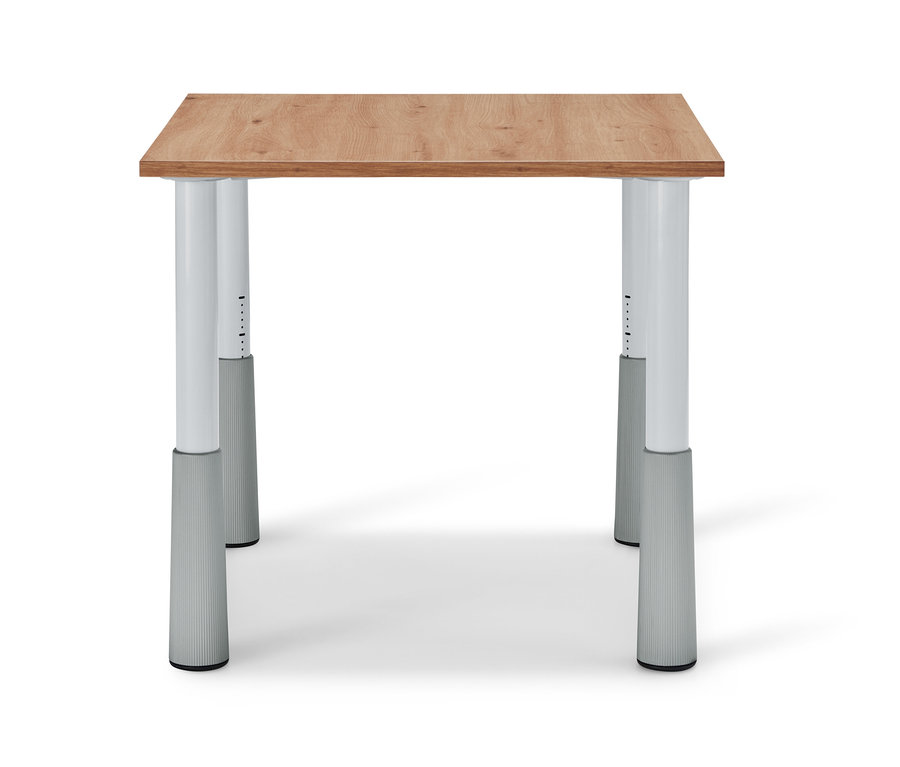 Közelkép egy állítható magasságú gyerekasztalról, fa asztallappal és fehér lábakkal.