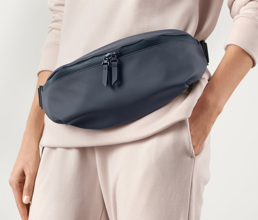 Nő visel sötétkék övtáskát.