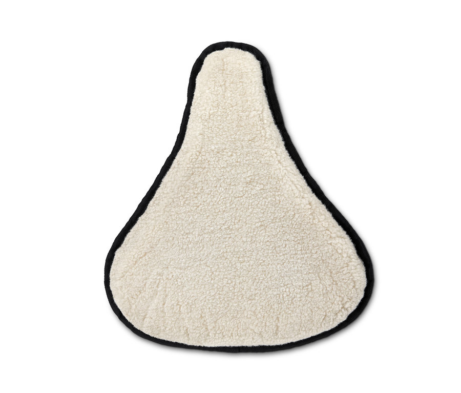 Egy fehér 2 az 1-ben nyereghuzat fekete szegéllyel.