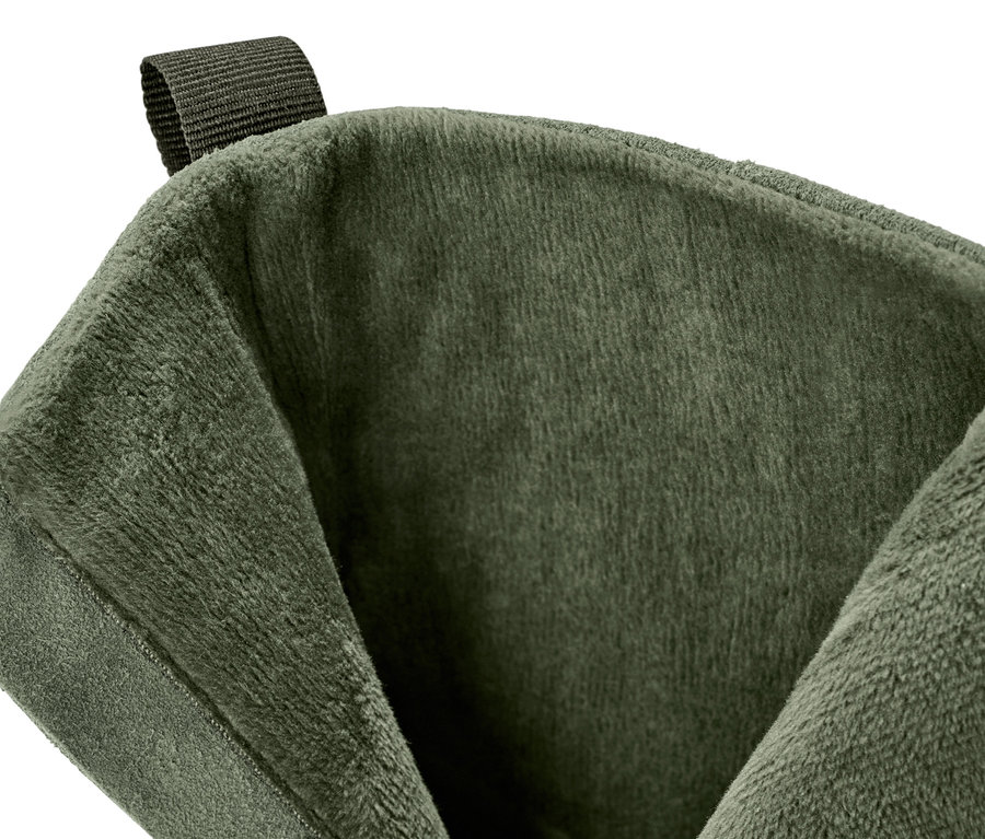 Egy zöld női velúrbőr csizma részlete.